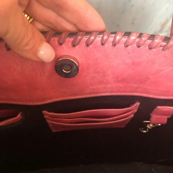 Juan Antonio hand-tooled and designed pink leather bag with everything you need! - Picture 12 of 16